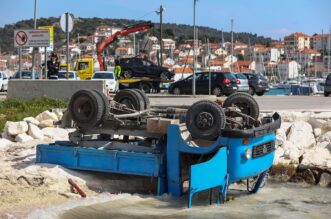 Trogir: BMW-om udarila u kamion, oba vozila završila u moru