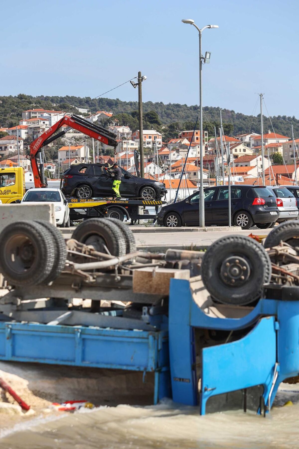 Trogir: BMW-om udarila u kamion, oba vozila završila u moru