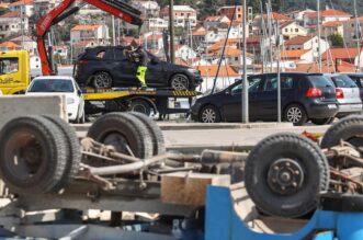 Trogir: BMW-om udarila u kamion, oba vozila završila u moru