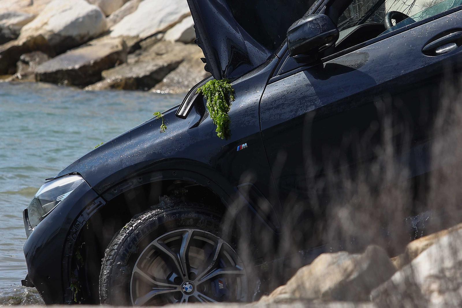 Trogir: BMW-om udarila u kamion, oba vozila završila u moru Trogir: BMW-om udarila u kamion, oba vozila završila u moru