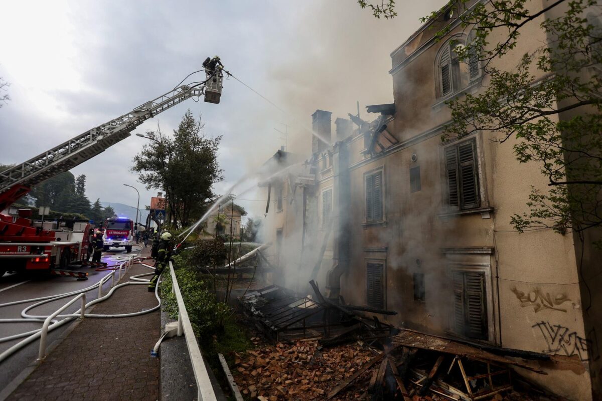 Požar hotela Miramar u centru Lovrana