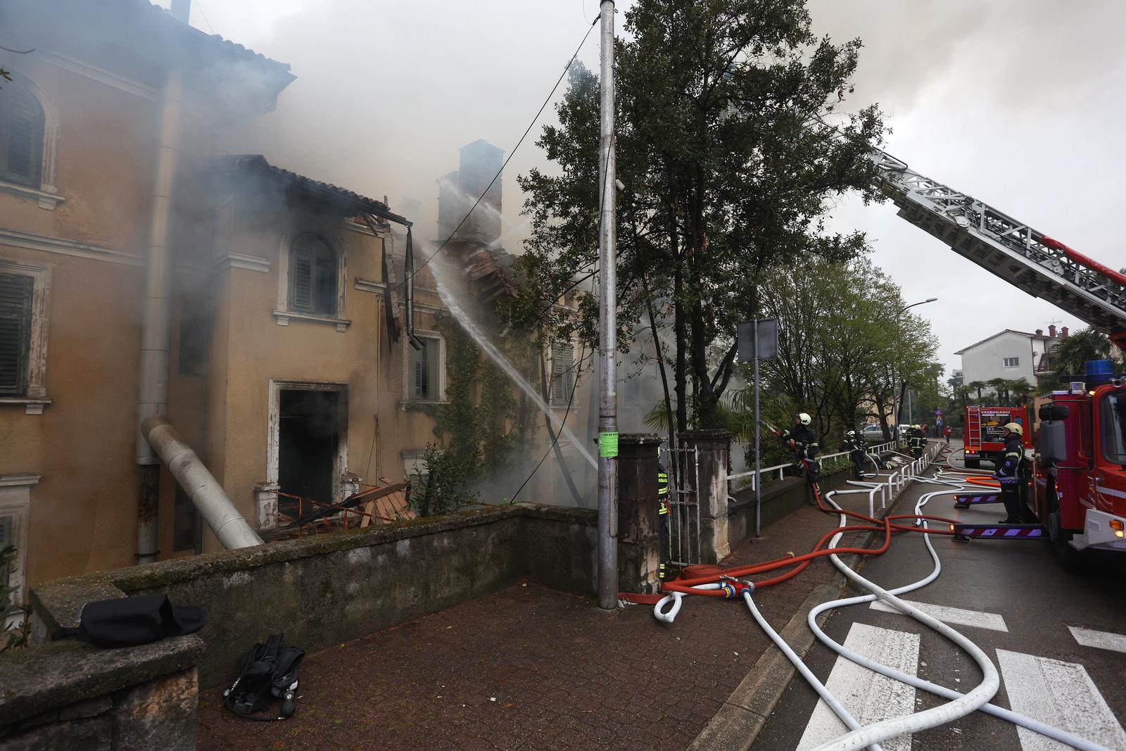 Požar hotela Miramar u centru Lovrana Požar hotela Miramar u centru Lovrana