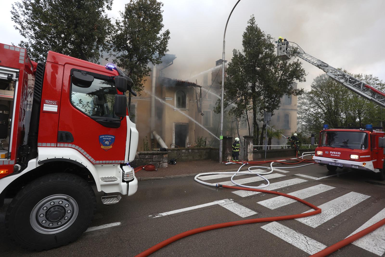 Požar hotela Miramar u centru Lovrana Požar hotela Miramar u centru Lovrana