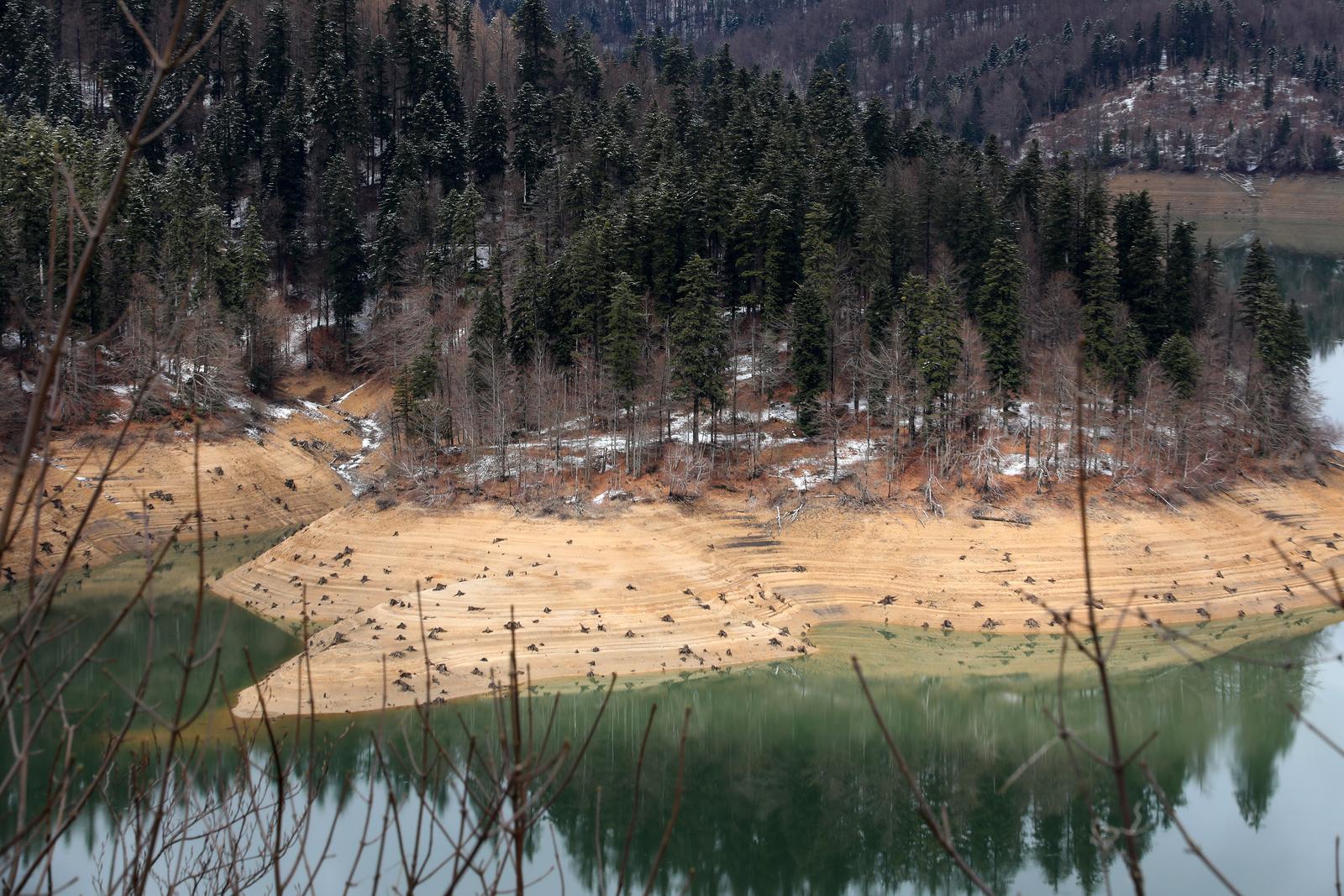 U tijeku je pražnjenje Lokvarskog jezera zbog održavanja U tijeku je pražnjenje Lokvarskog jezera zbog održavanja