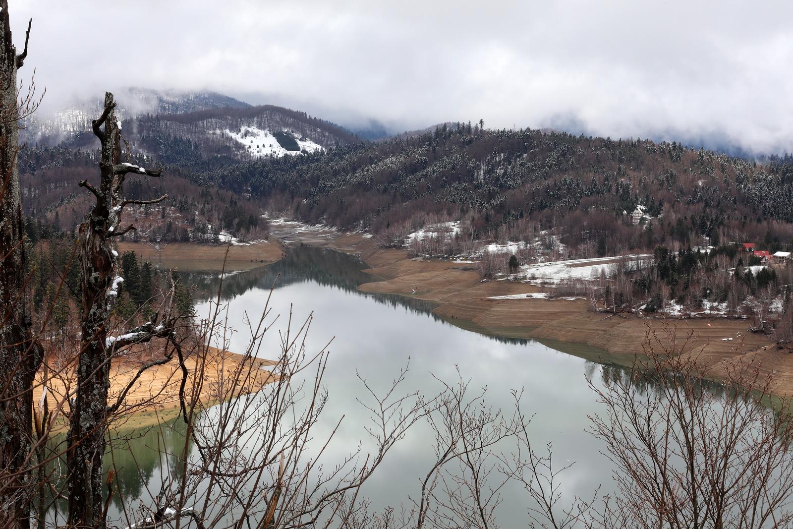 U tijeku je pražnjenje Lokvarskog jezera zbog održavanja U tijeku je pražnjenje Lokvarskog jezera zbog održavanja