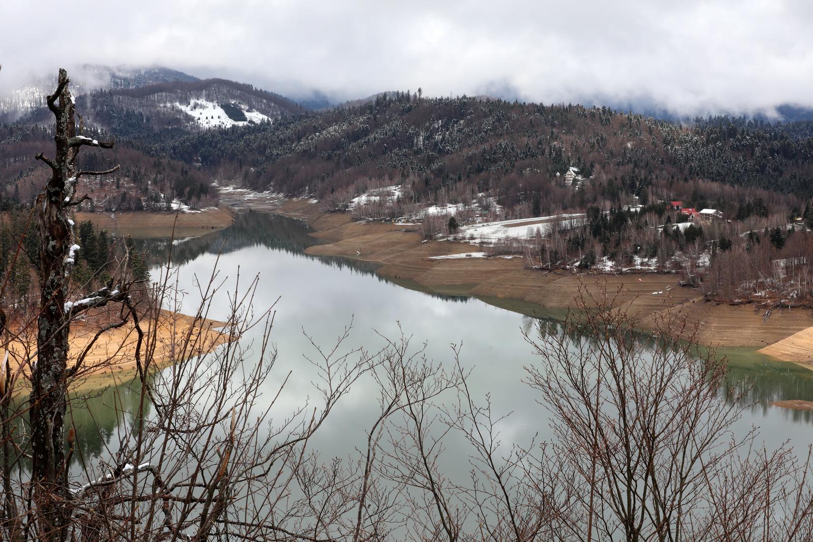 U tijeku je pražnjenje Lokvarskog jezera zbog održavanja U tijeku je pražnjenje Lokvarskog jezera zbog održavanja