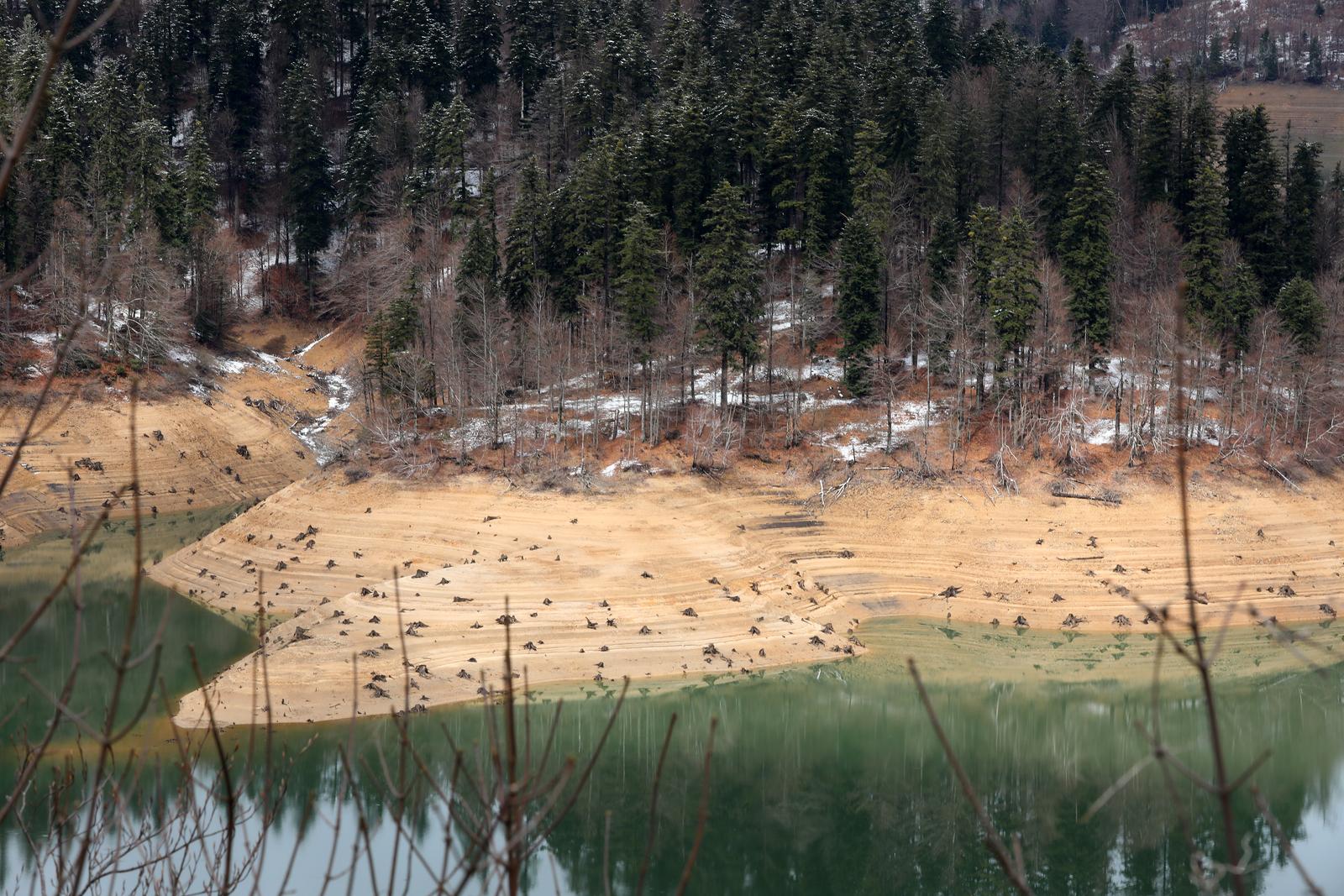 U tijeku je pražnjenje Lokvarskog jezera zbog održavanja U tijeku je pražnjenje Lokvarskog jezera zbog održavanja