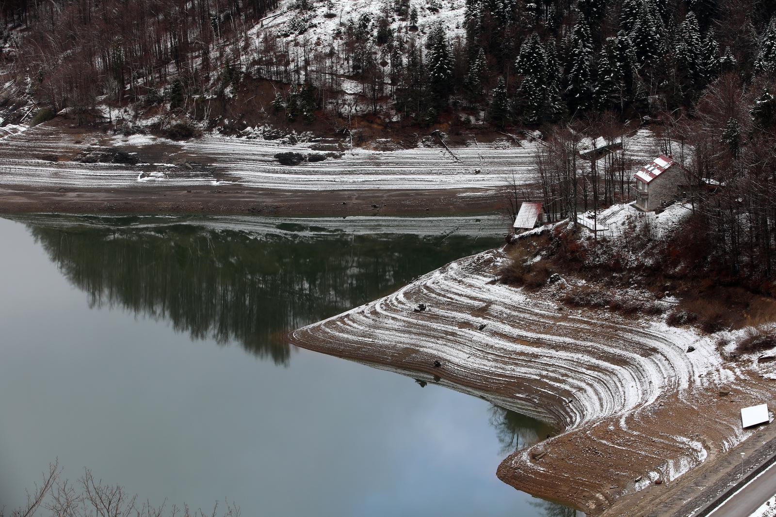 U tijeku je pražnjenje Lokvarskog jezera zbog održavanja U tijeku je pražnjenje Lokvarskog jezera zbog održavanja