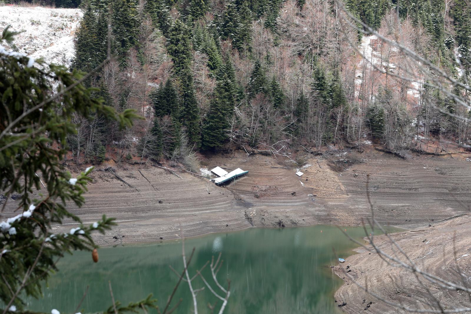 U tijeku je pražnjenje Lokvarskog jezera zbog održavanja U tijeku je pražnjenje Lokvarskog jezera zbog održavanja