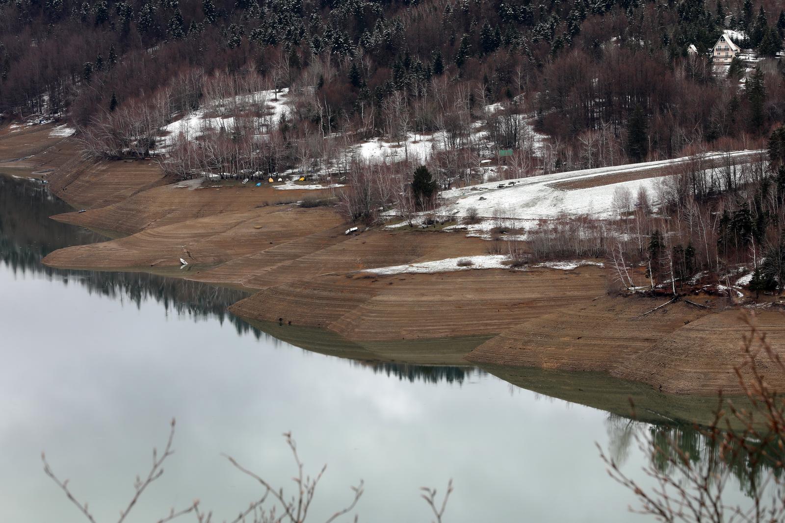 U tijeku je pražnjenje Lokvarskog jezera zbog održavanja U tijeku je pražnjenje Lokvarskog jezera zbog održavanja