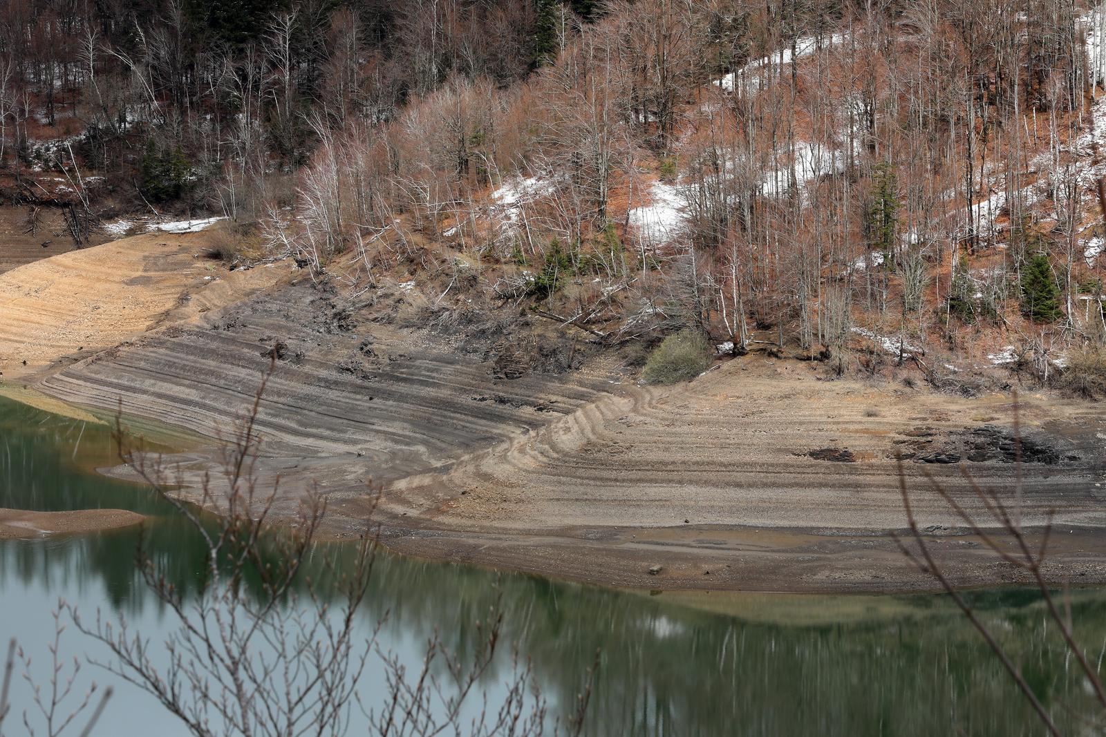 U tijeku je pražnjenje Lokvarskog jezera zbog održavanja U tijeku je pražnjenje Lokvarskog jezera zbog održavanja