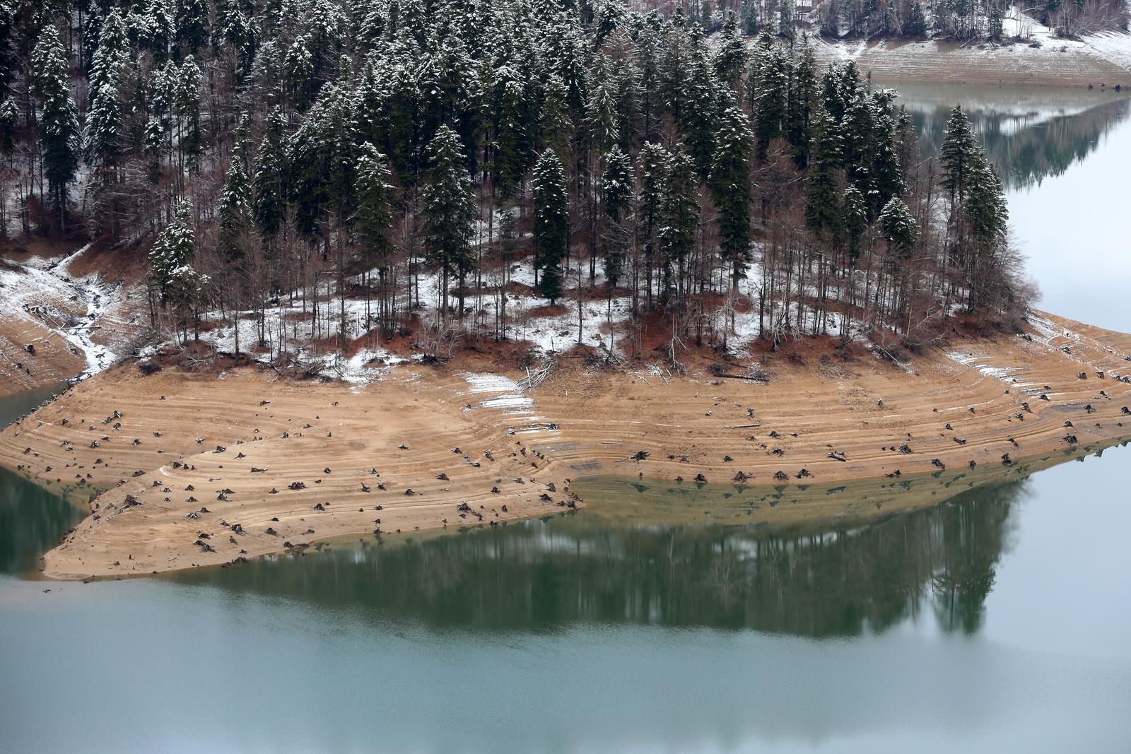 U tijeku je pražnjenje Lokvarskog jezera zbog održavanja U tijeku je pražnjenje Lokvarskog jezera zbog održavanja