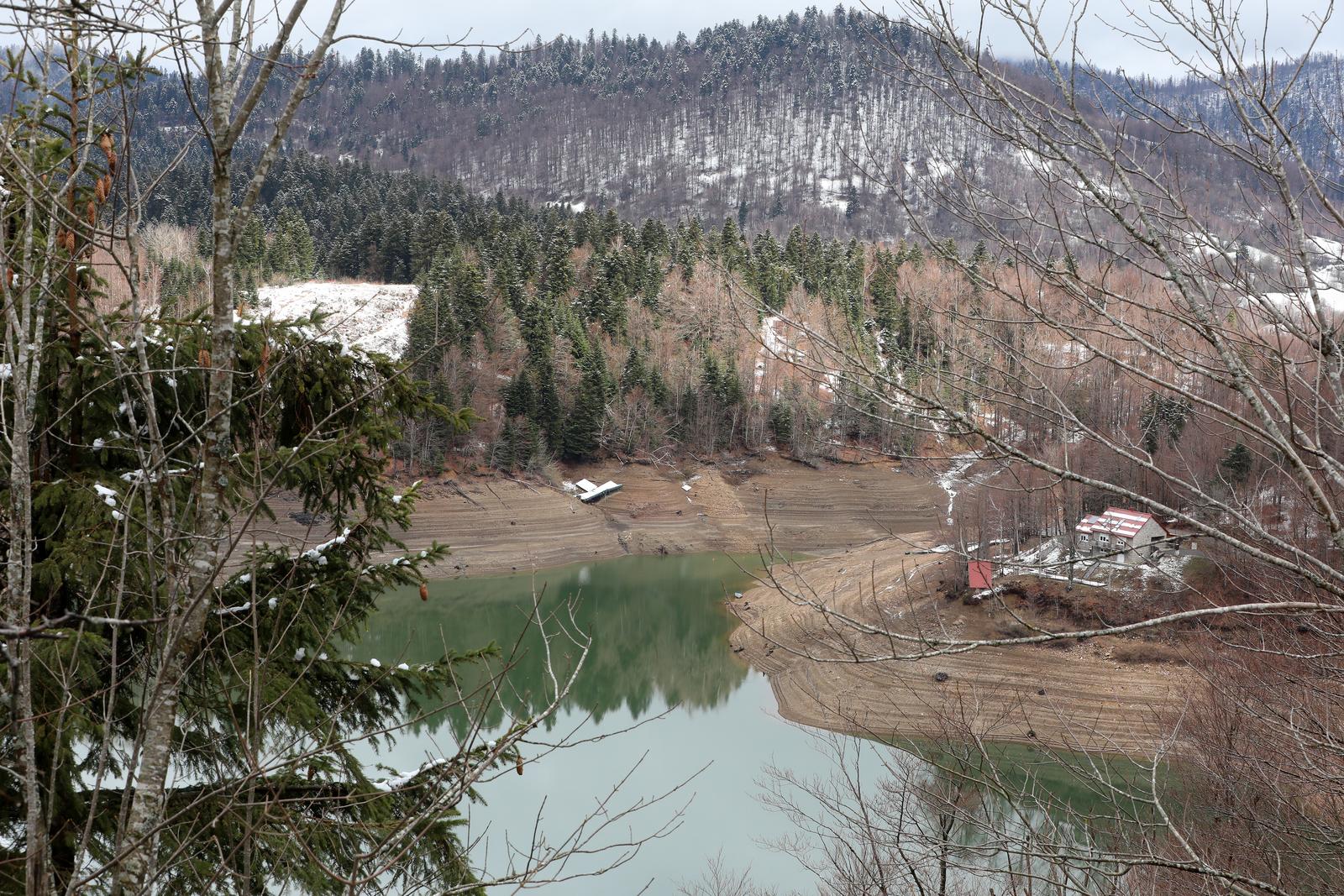U tijeku je pražnjenje Lokvarskog jezera zbog održavanja U tijeku je pražnjenje Lokvarskog jezera zbog održavanja