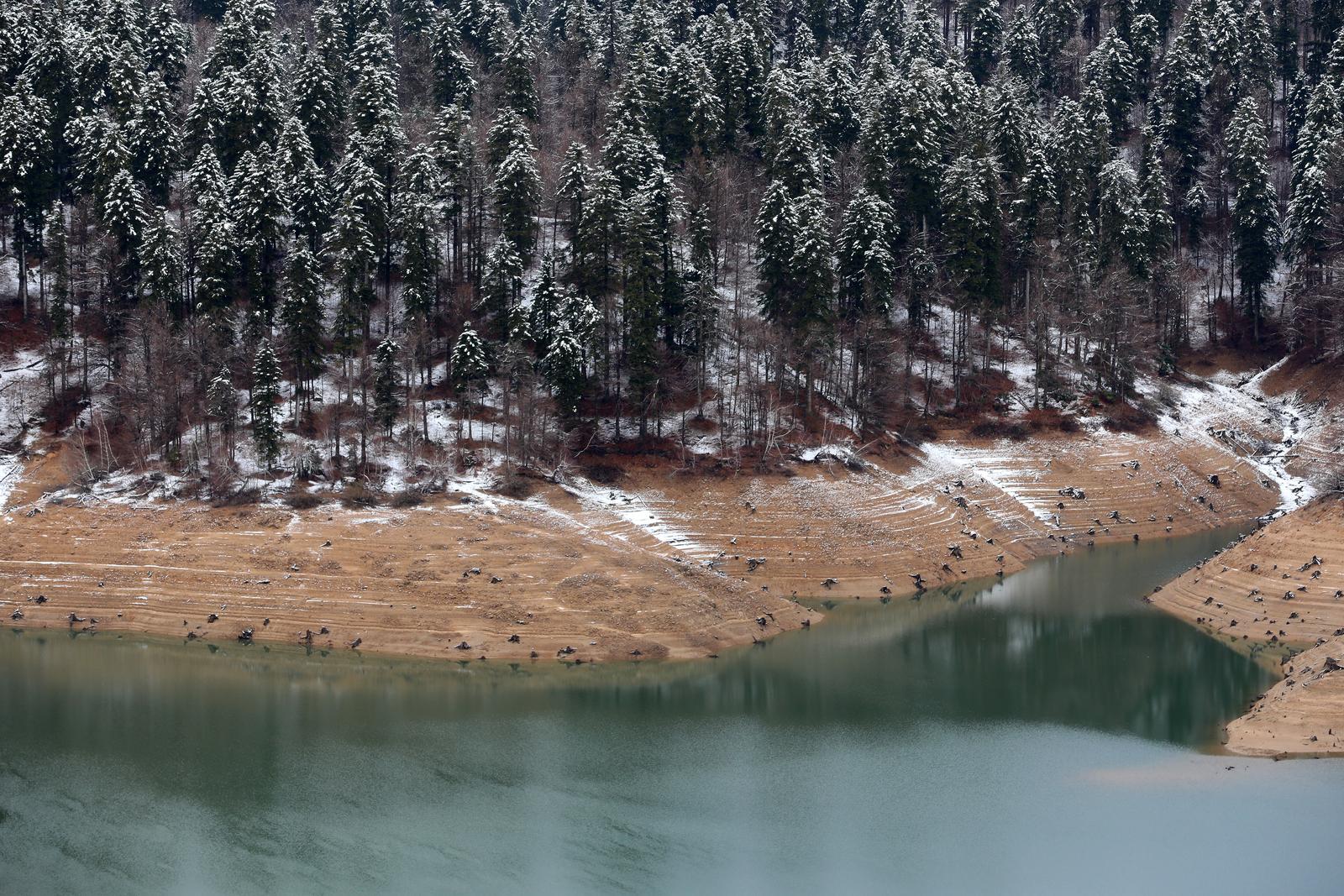 U tijeku je pražnjenje Lokvarskog jezera zbog održavanja U tijeku je pražnjenje Lokvarskog jezera zbog održavanja