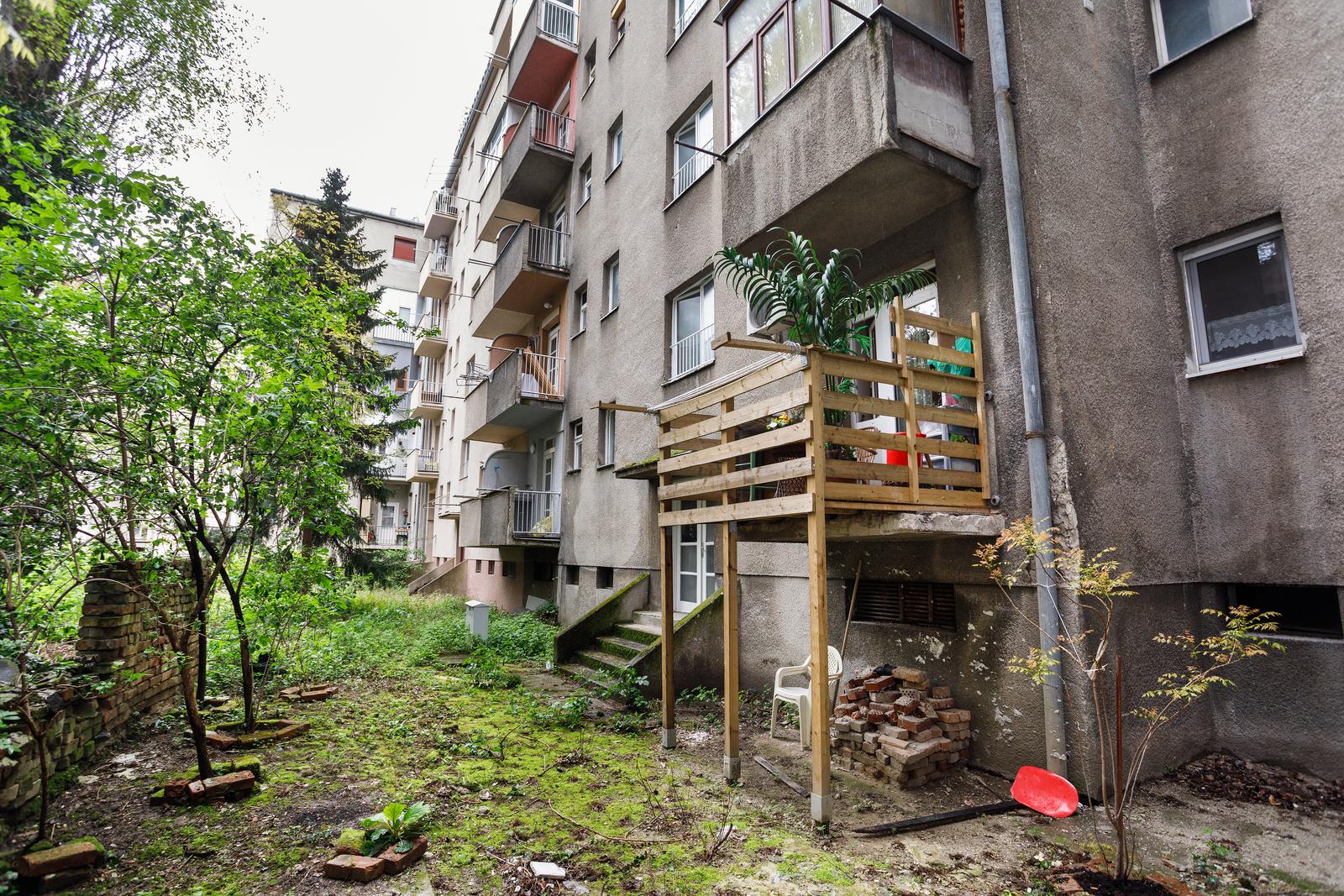 Zagreb: Ilegalno nadograđeni balkon Zagreb: Ilegalno nadograđeni balkon