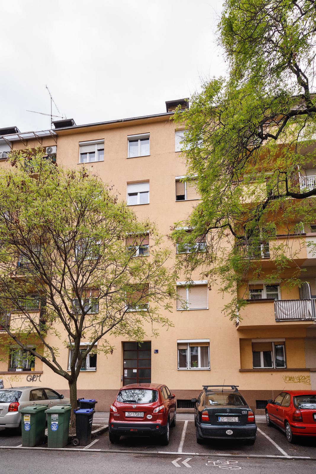Zagreb: Ilegalno nadograđeni balkon Zagreb: Ilegalno nadograđeni balkon