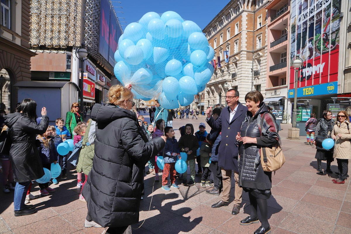 Svjetski-dan-autizma-obilježen-puštanjem-plavih-balona-na-Korzu-11