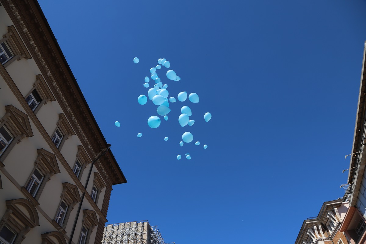 Svjetski-dan-autizma-obilježen-puštanjem-plavih-balona-na-Korzu-15
