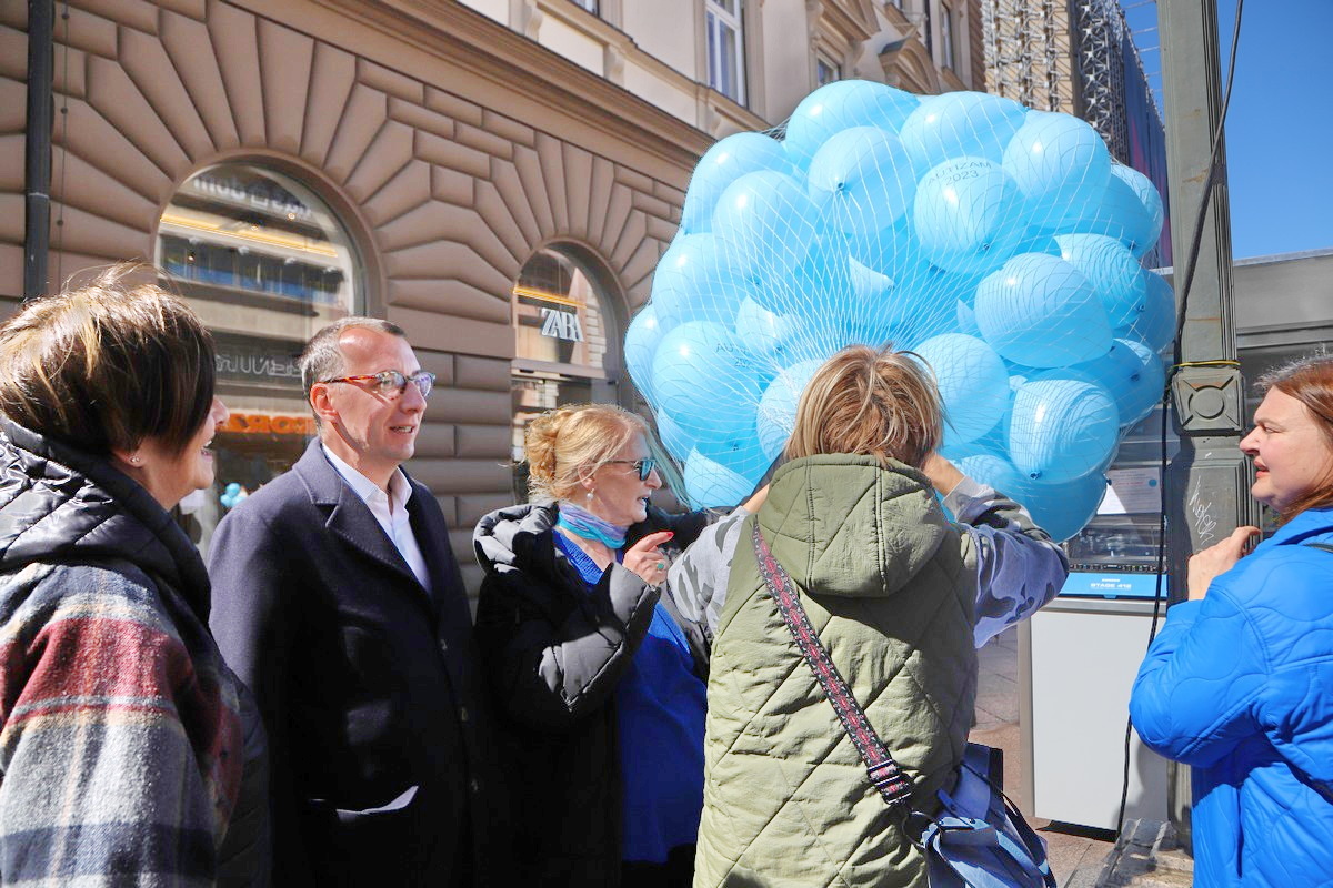 Svjetski-dan-autizma-obilježen-puštanjem-plavih-balona-na-Korzu-9
