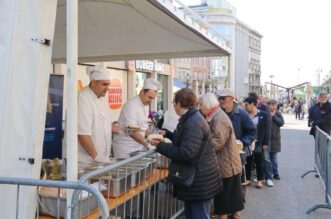 Tradicionalna-marenda-s-građanima-na-Korzu-uoči-Uskrsa-1