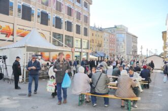 Tradicionalna-marenda-s-građanima-na-Korzu-uoči-Uskrsa-4