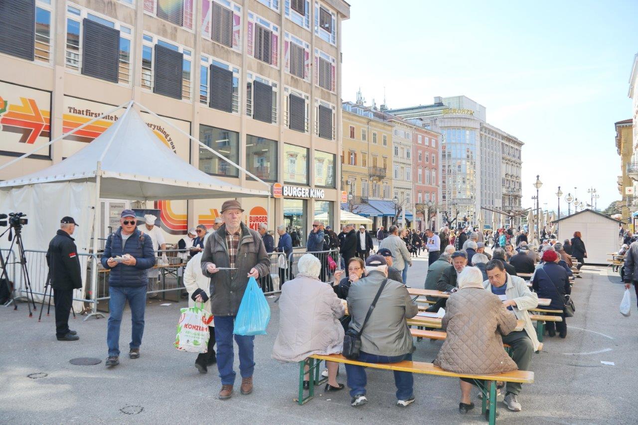 Tradicionalna-marenda-s-građanima-na-Korzu-uoči-Uskrsa-4 Tradicionalna-marenda-s-građanima-na-Korzu-uoči-Uskrsa-4
