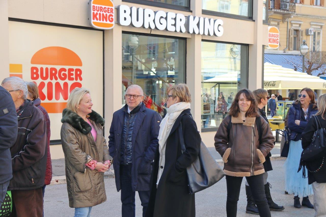 Tradicionalna-marenda-s-građanima-na-Korzu-uoči-Uskrsa-6 Tradicionalna-marenda-s-građanima-na-Korzu-uoči-Uskrsa-6