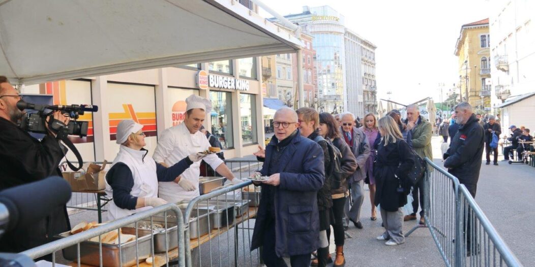 Tradicionalna-marenda-s-građanima-na-Korzu-uoči-Uskrsa-8 Tradicionalna-marenda-s-građanima-na-Korzu-uoči-Uskrsa-8