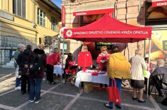 opatija veliki petak podjela paketa (3)