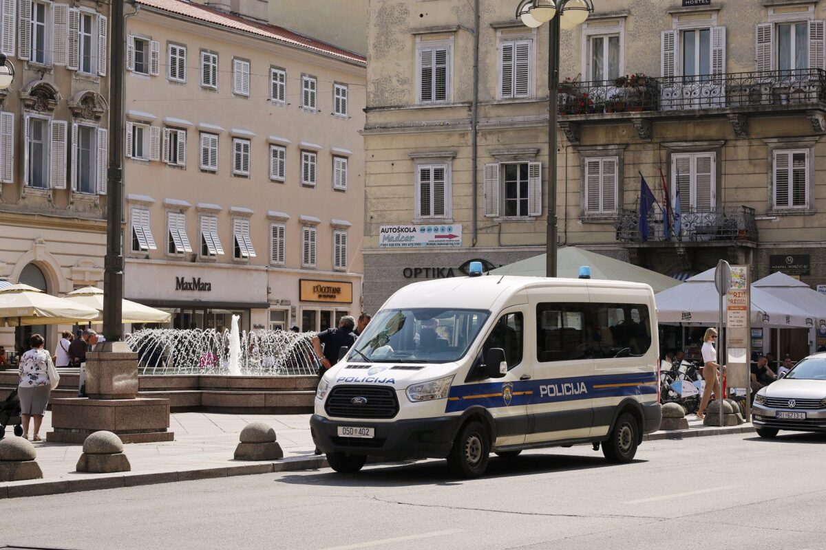 policija auto jadranski trg
