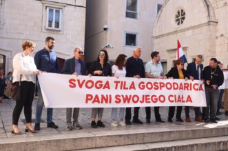 Split: Molitelji na splitskom Peristilu i danas su se okupili