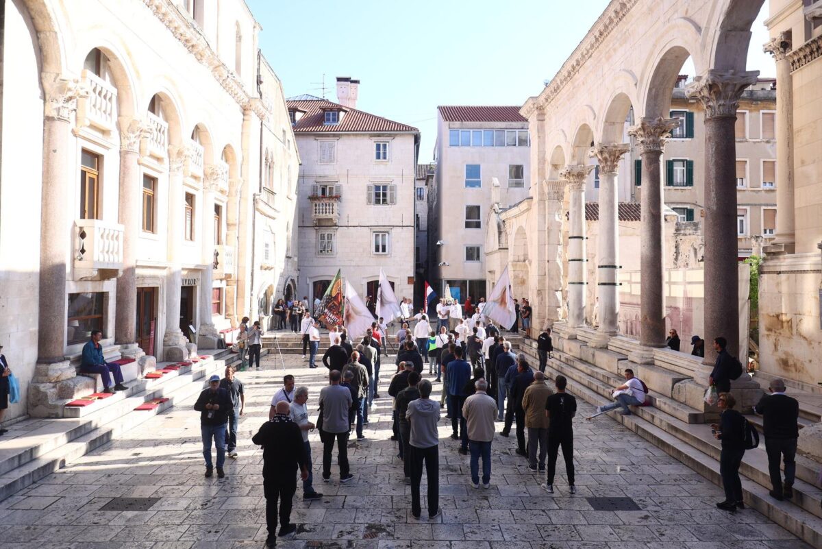 Split: Molitelji na splitskom Peristilu i danas su se okupili
