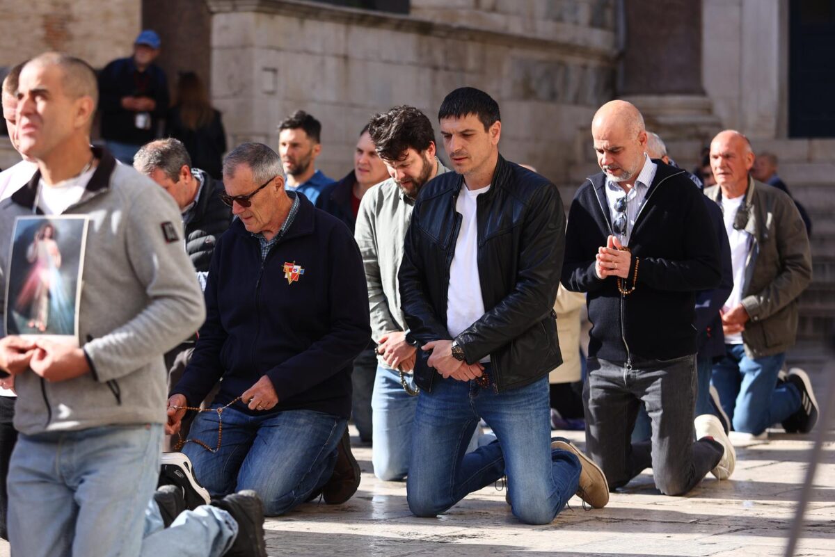 Split: Molitelji na splitskom Peristilu i danas su se okupili