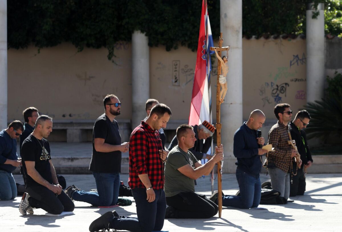Šibenik: Muškarci molili krunicu ispred zgrade Gradske uprave