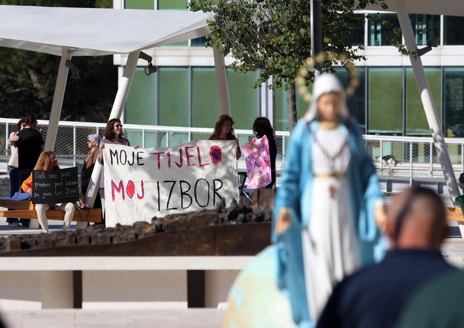 Šibenik: Muškarci molili krunicu ispred zgrade Gradske uprave