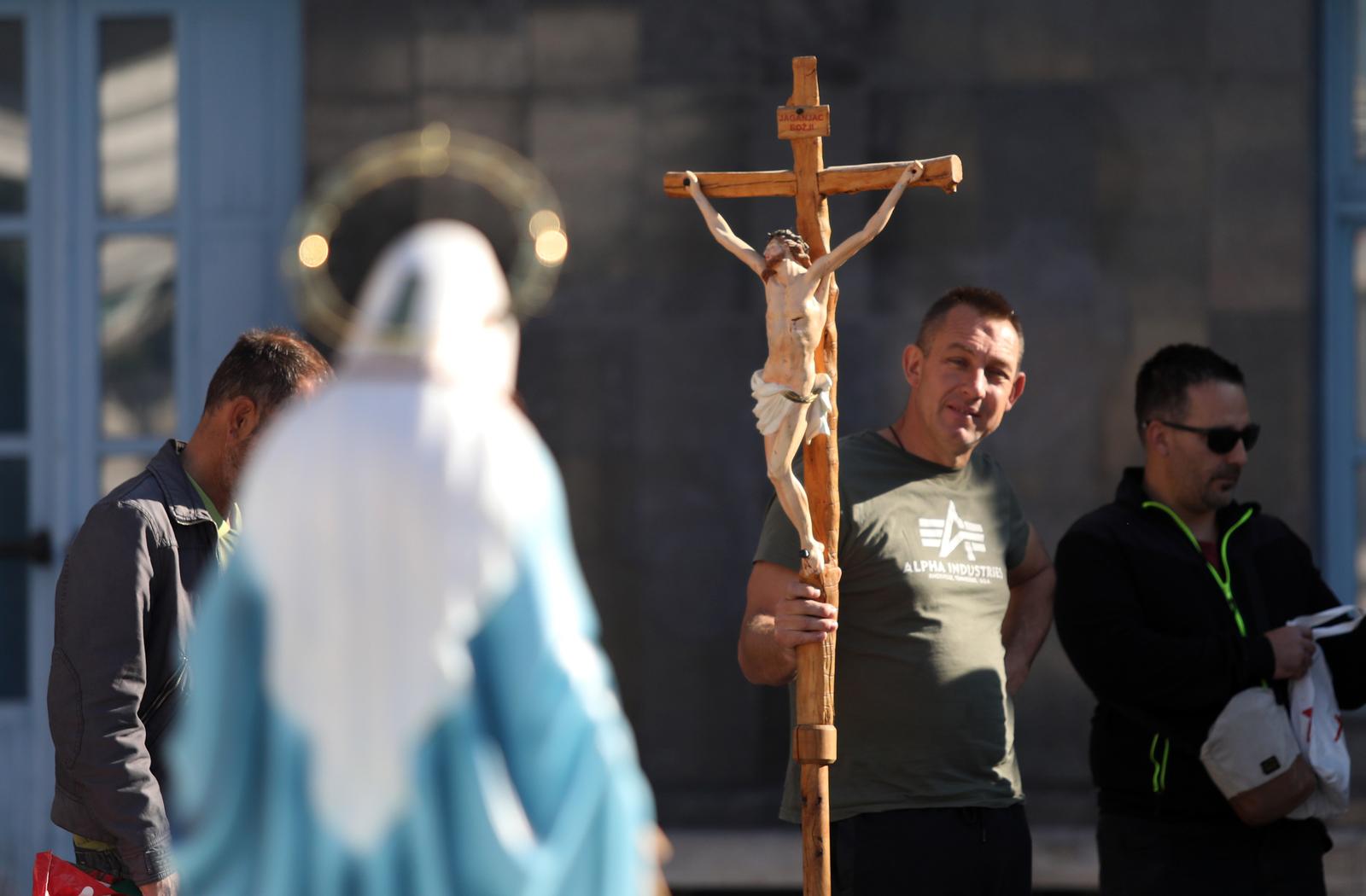 Šibenik: Muškarci molili krunicu ispred zgrade Gradske uprave