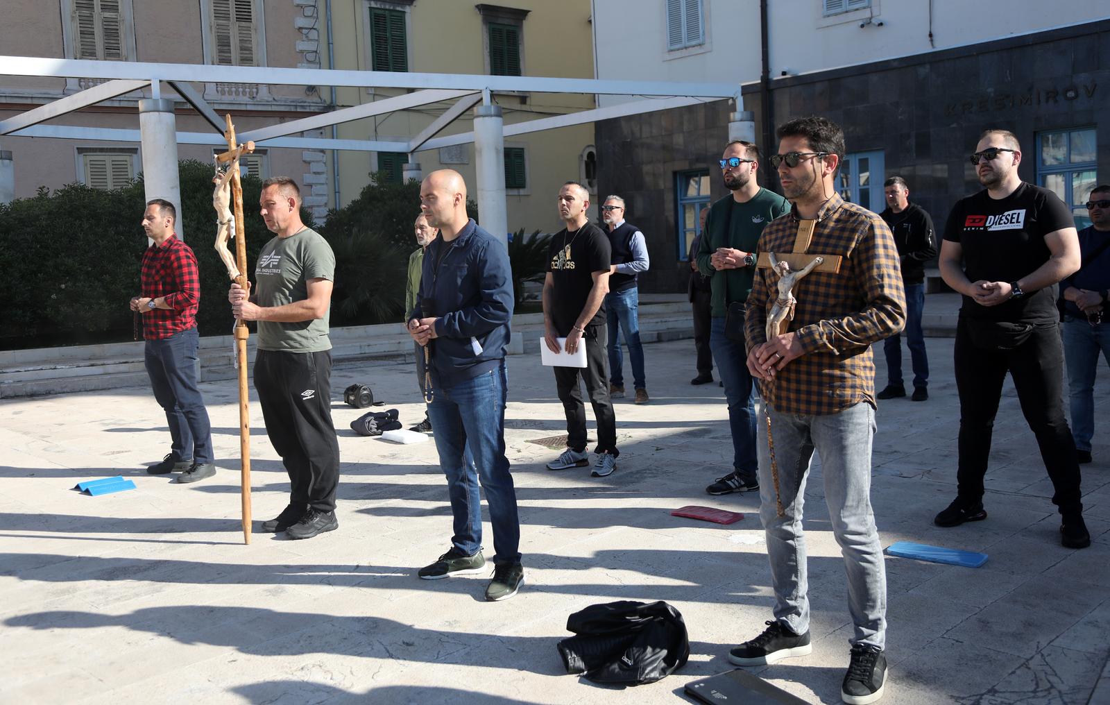 Šibenik: Muškarci molili krunicu ispred zgrade Gradske uprave