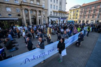 Zagreb: Molitelji se ponovno okupili na Trgu bana Jelačića