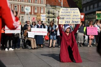 Molitelje krunice na glavnom zagrebačkom  trgu dočekao  kontraprosvjed …