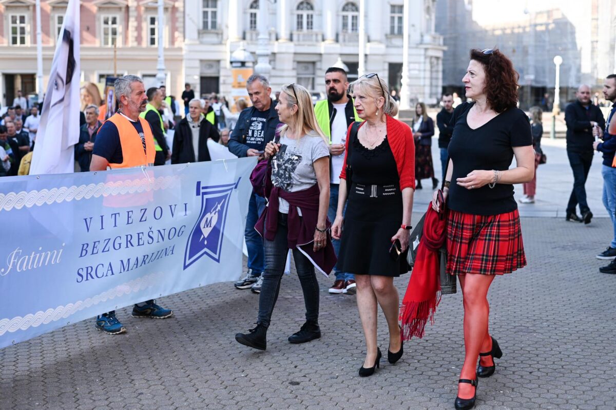 Molitelje krunice na glavnom zagrebačkom  trgu dočekao  kontraprosvjed …