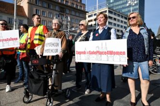 Molitelje krunice na glavnom zagrebačkom  trgu dočekao  kontraprosvjed …