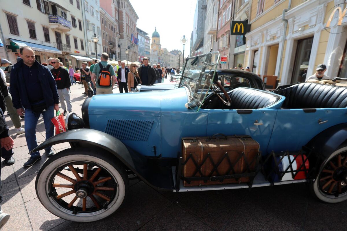 Na ulicama grada održan 27. Oldtimer auto rally Rijeka 2023