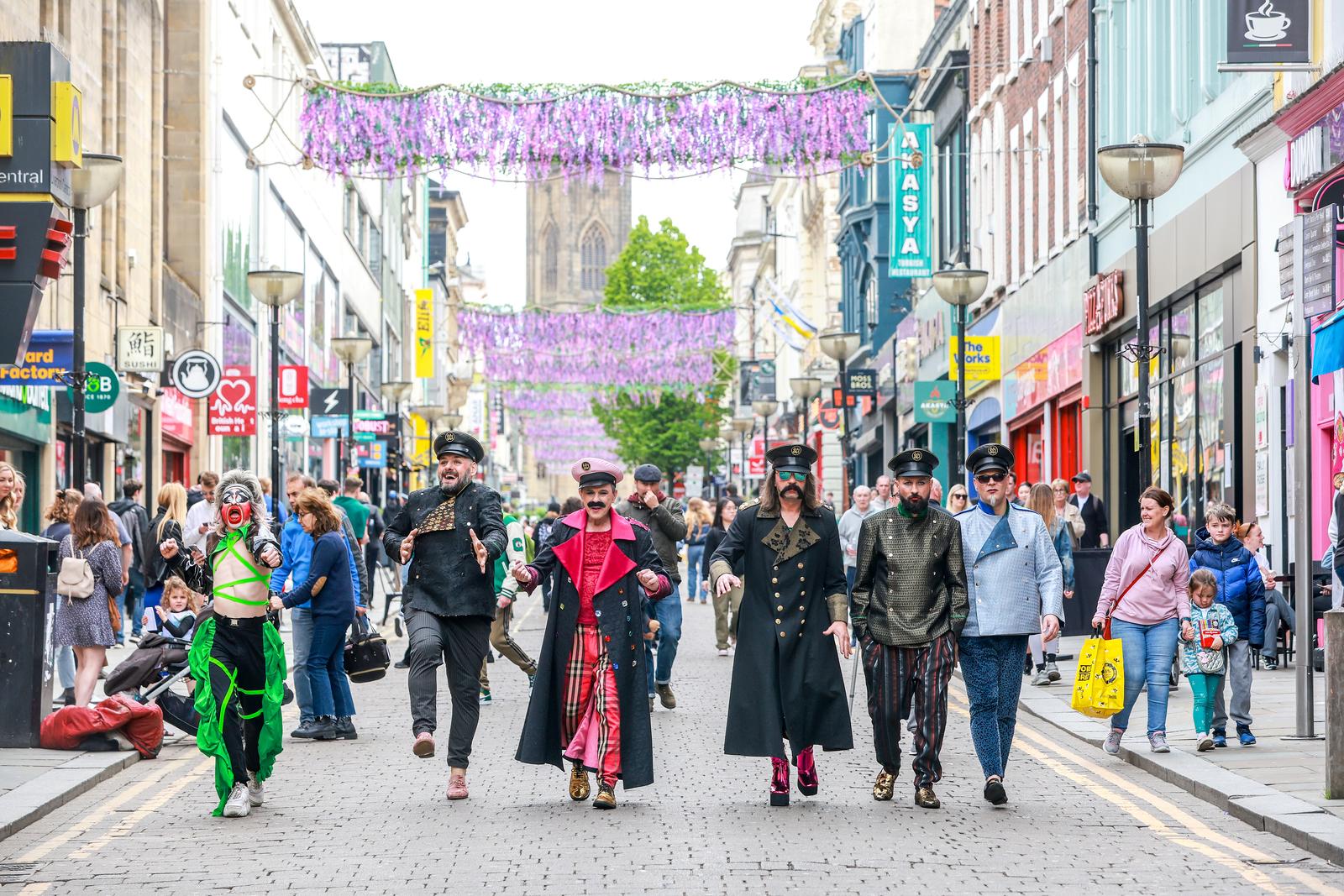 Članovi Leta 3 prošetali Liverpoolom i oduševili prolaznike