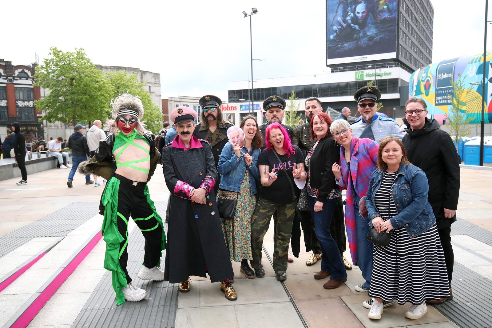 Liverpool: Članovi Leta 3 s maskama kralja Charlesa III.