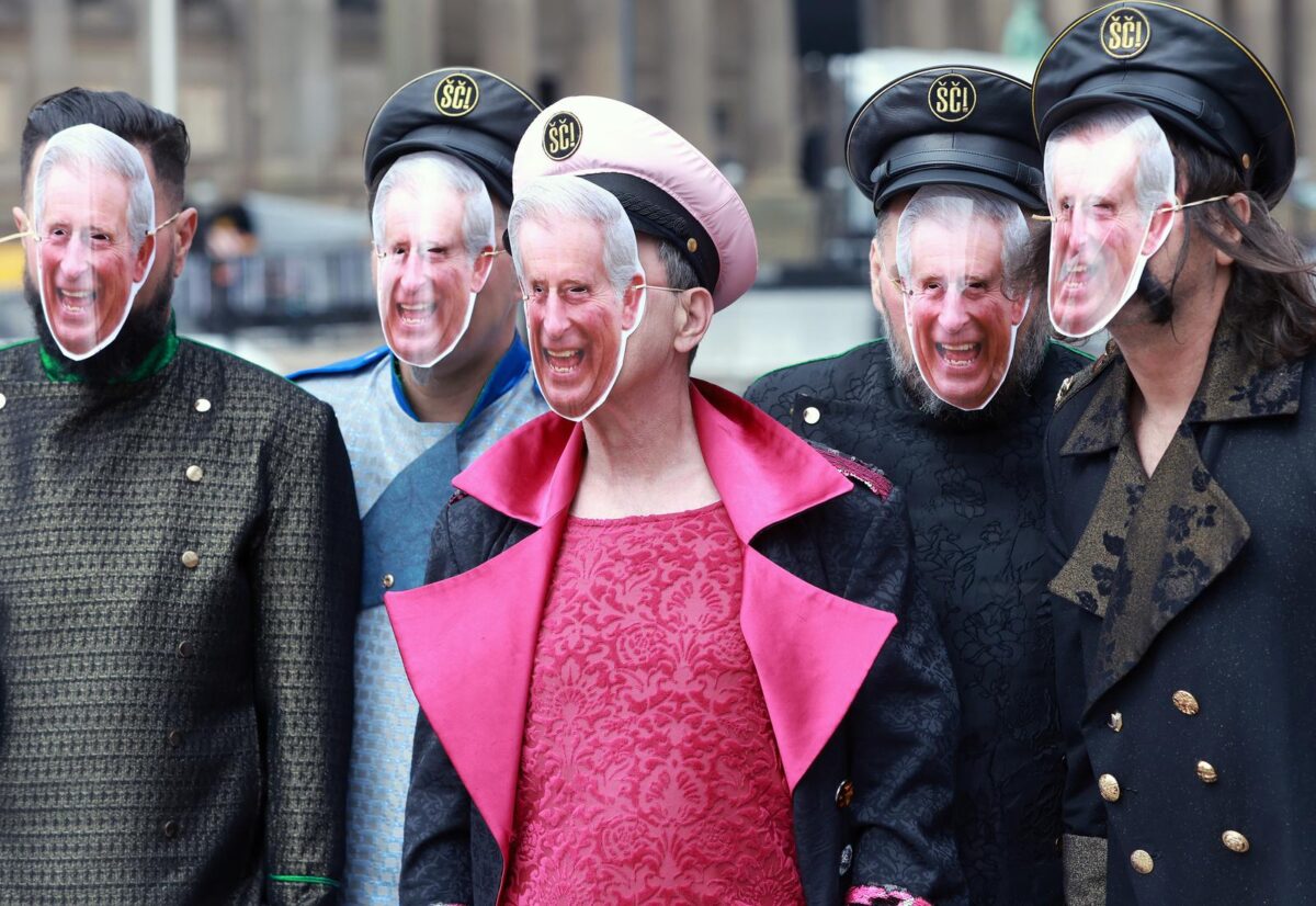 Liverpool: Članovi Leta 3 s maskama kralja Charlesa III.