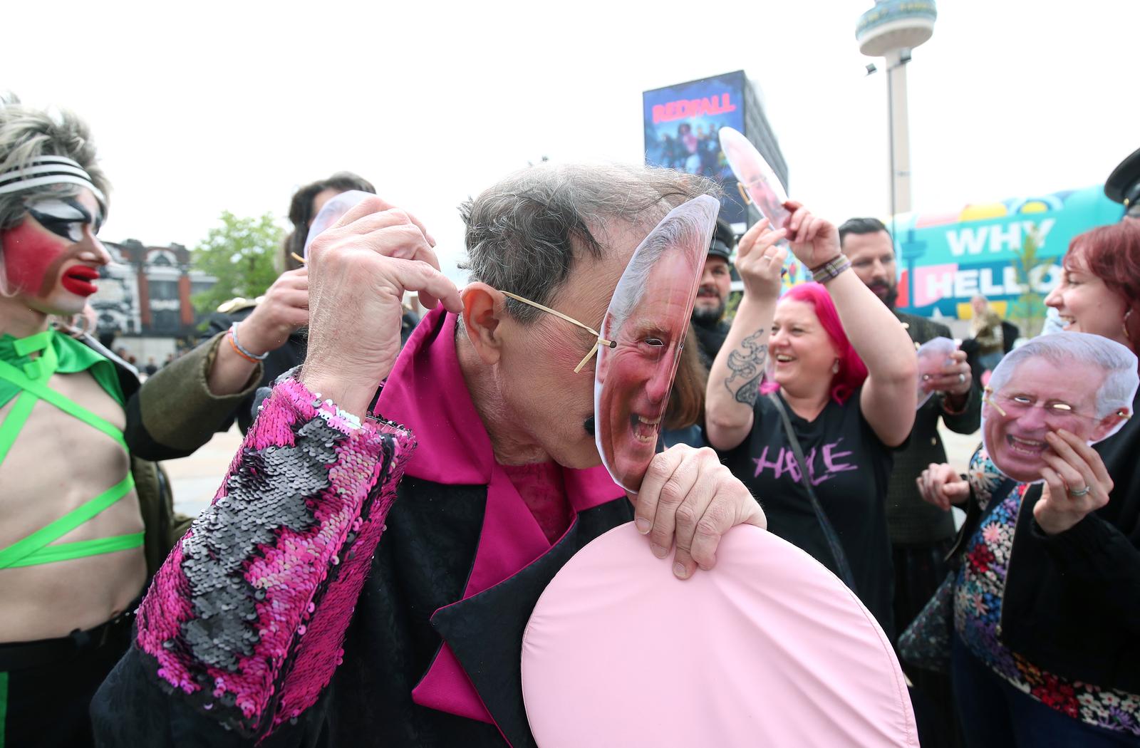 Liverpool: Članovi Leta 3 s maskama kralja Charlesa III.