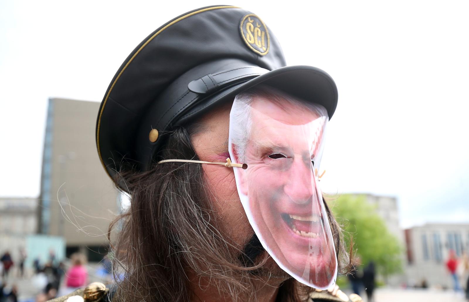 Liverpool: Članovi Leta 3 s maskama kralja Charlesa III.