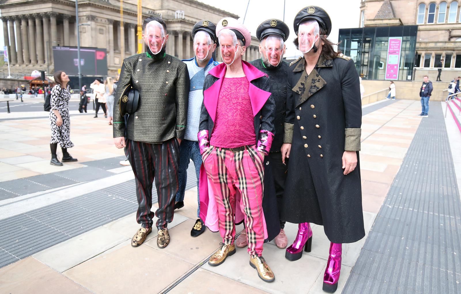 Liverpool: Članovi Leta 3 s maskama kralja Charlesa III.