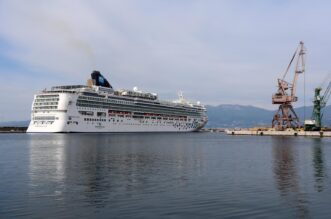 Prvi ovosezonski kruzer Norwegian Gem uplovio u riječku luku pun turista