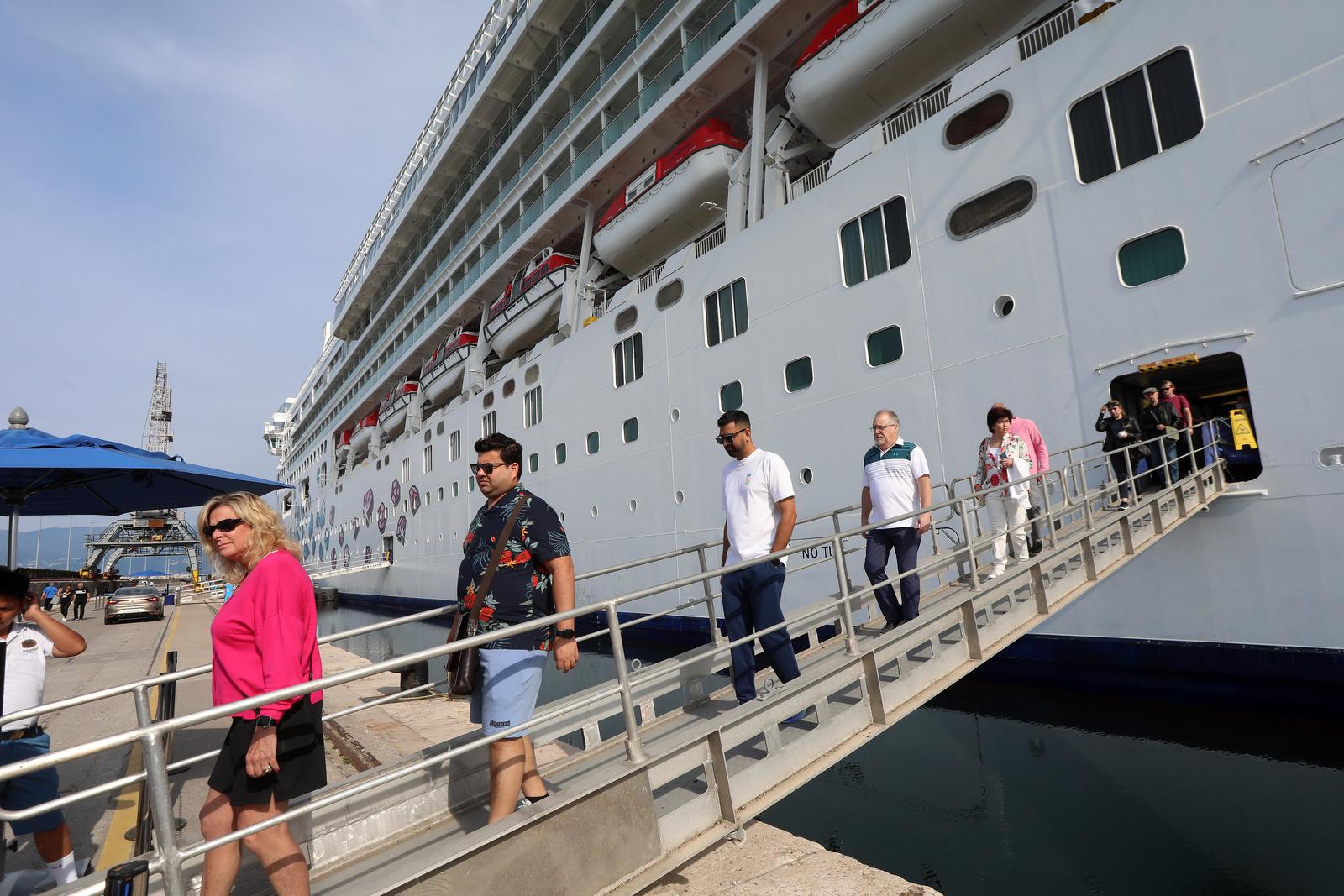 Prvi ovosezonski kruzer Norwegian Gem uplovio u riječku luku pun turista